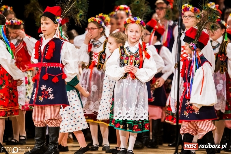 Zdjęcie w galerii na portalu naszraciborz.pl: 20 lat z tańcem. Jubileuszowy koncert Źródła na deskach RCK  wiadomości z regionu