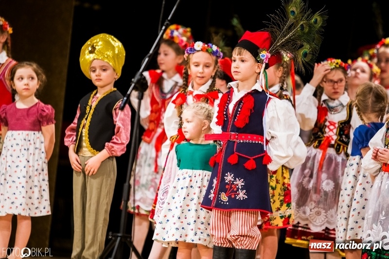 Zdjęcie w galerii na portalu naszraciborz.pl: 20 lat z tańcem. Jubileuszowy koncert Źródła na deskach RCK  wiadomości z regionu