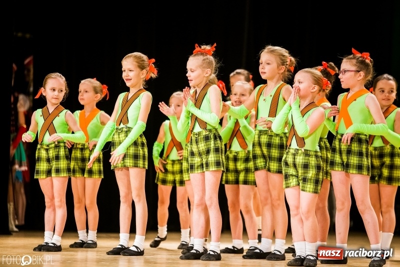 Zdjęcie w galerii na portalu naszraciborz.pl: 20 lat z tańcem. Jubileuszowy koncert Źródła na deskach RCK  wiadomości z regionu