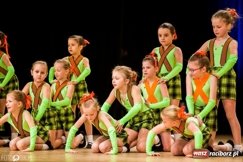 Zdjęcie w galerii na portalu naszraciborz.pl: 20 lat z tańcem. Jubileuszowy koncert Źródła na deskach RCK  wiadomości z regionu