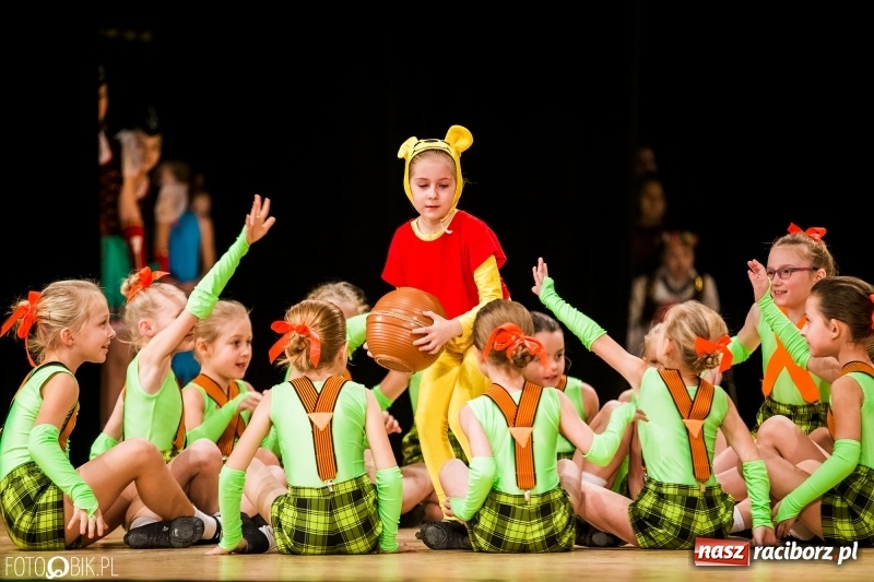 Zdjęcie w galerii na portalu naszraciborz.pl: 20 lat z tańcem. Jubileuszowy koncert Źródła na deskach RCK  wiadomości z regionu