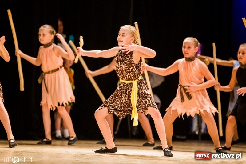 Zdjęcie w galerii na portalu naszraciborz.pl: 20 lat z tańcem. Jubileuszowy koncert Źródła na deskach RCK  wiadomości z regionu