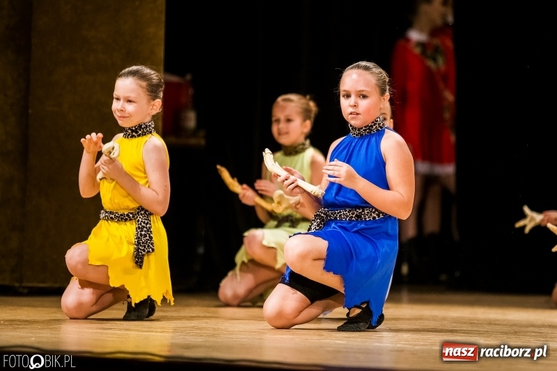 Zdjęcie w galerii na portalu naszraciborz.pl: 20 lat z tańcem. Jubileuszowy koncert Źródła na deskach RCK  wiadomości z regionu