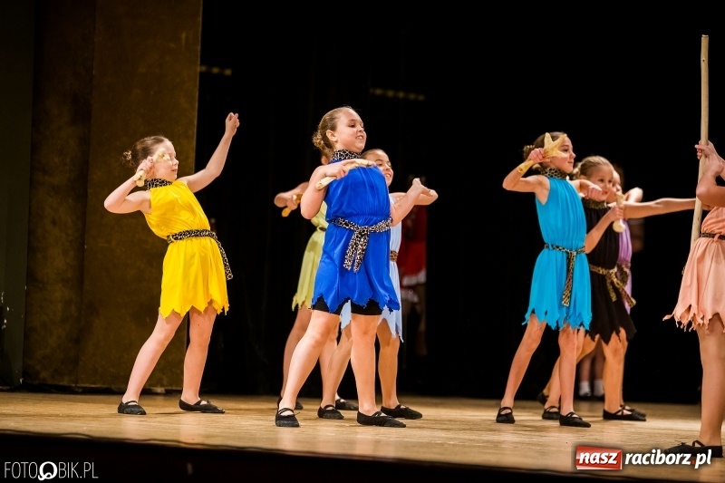 Zdjęcie w galerii na portalu naszraciborz.pl: 20 lat z tańcem. Jubileuszowy koncert Źródła na deskach RCK  wiadomości z regionu