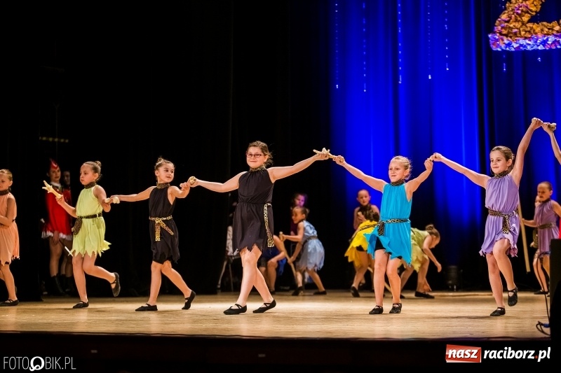 Zdjęcie w galerii na portalu naszraciborz.pl: 20 lat z tańcem. Jubileuszowy koncert Źródła na deskach RCK  wiadomości z regionu