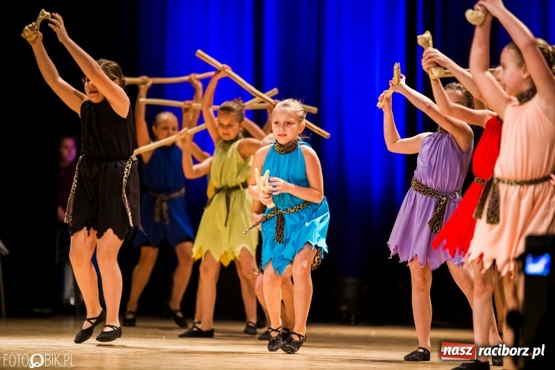 Zdjęcie w galerii na portalu naszraciborz.pl: 20 lat z tańcem. Jubileuszowy koncert Źródła na deskach RCK  wiadomości z regionu