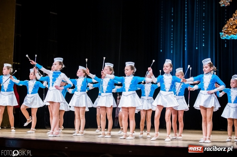 Zdjęcie w galerii na portalu naszraciborz.pl: 20 lat z tańcem. Jubileuszowy koncert Źródła na deskach RCK  wiadomości z regionu