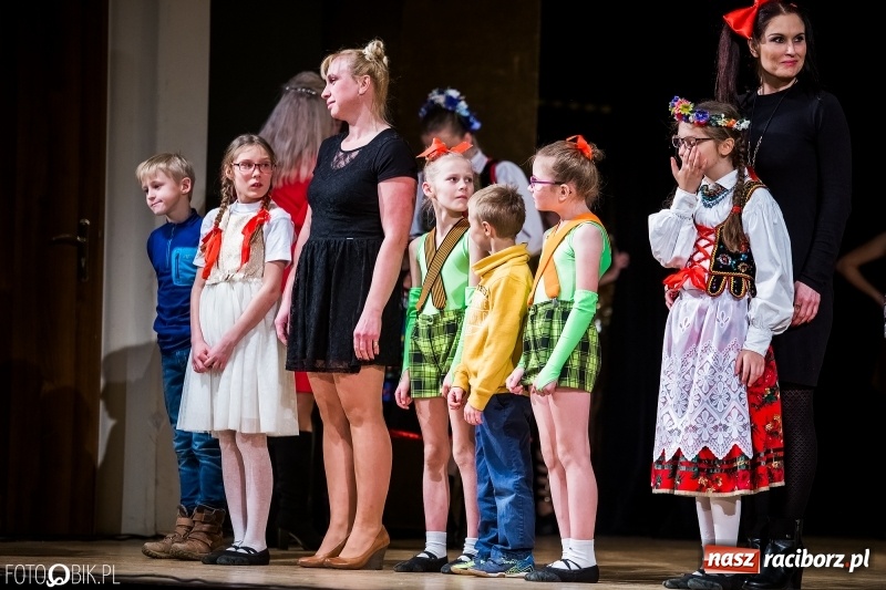 Zdjęcie w galerii na portalu naszraciborz.pl: 20 lat z tańcem. Jubileuszowy koncert Źródła na deskach RCK  wiadomości z regionu