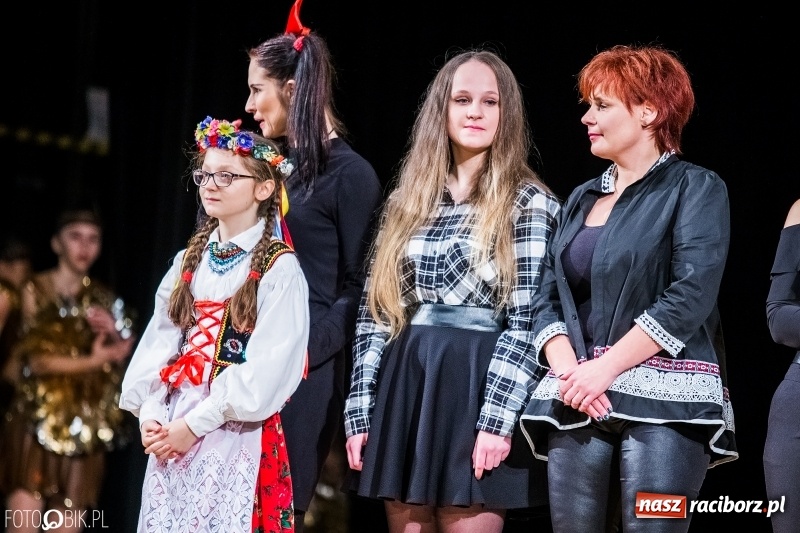 Zdjęcie w galerii na portalu naszraciborz.pl: 20 lat z tańcem. Jubileuszowy koncert Źródła na deskach RCK  wiadomości z regionu