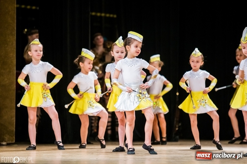 Zdjęcie w galerii na portalu naszraciborz.pl: 20 lat z tańcem. Jubileuszowy koncert Źródła na deskach RCK  wiadomości z regionu