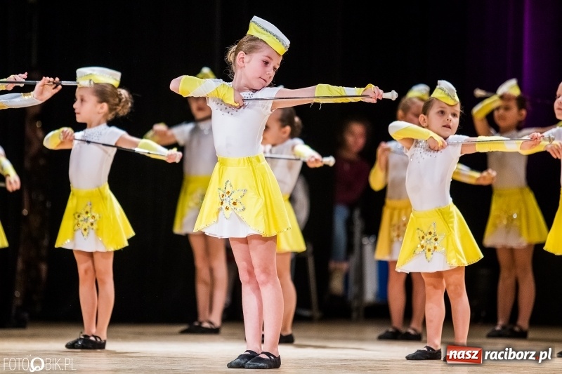 Zdjęcie w galerii na portalu naszraciborz.pl: 20 lat z tańcem. Jubileuszowy koncert Źródła na deskach RCK  wiadomości z regionu