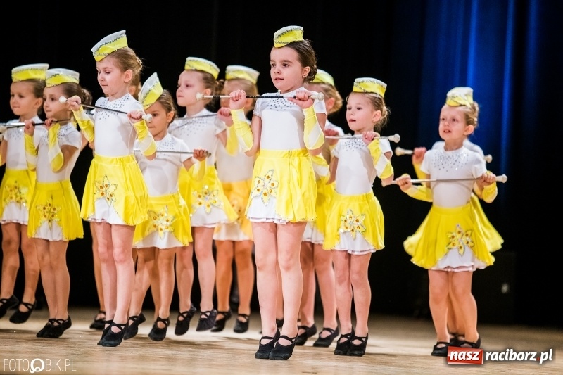 Zdjęcie w galerii na portalu naszraciborz.pl: 20 lat z tańcem. Jubileuszowy koncert Źródła na deskach RCK  wiadomości z regionu