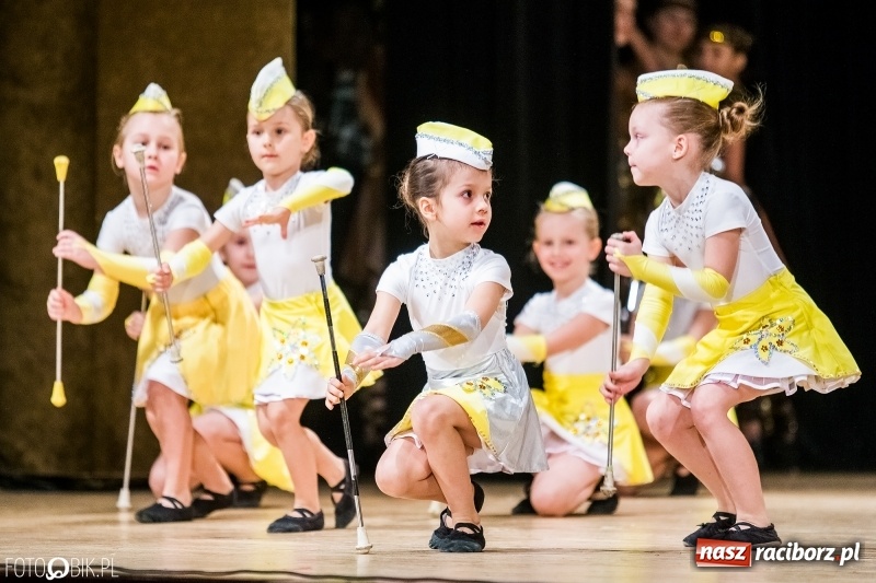 Zdjęcie w galerii na portalu naszraciborz.pl: 20 lat z tańcem. Jubileuszowy koncert Źródła na deskach RCK  wiadomości z regionu