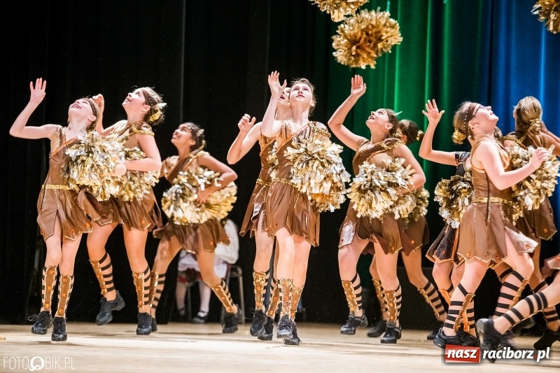 Zdjęcie w galerii na portalu naszraciborz.pl: 20 lat z tańcem. Jubileuszowy koncert Źródła na deskach RCK  wiadomości z regionu