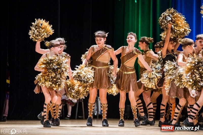 Zdjęcie w galerii na portalu naszraciborz.pl: 20 lat z tańcem. Jubileuszowy koncert Źródła na deskach RCK  wiadomości z regionu