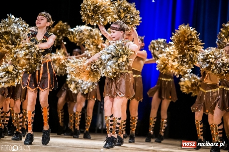 Zdjęcie w galerii na portalu naszraciborz.pl: 20 lat z tańcem. Jubileuszowy koncert Źródła na deskach RCK  wiadomości z regionu