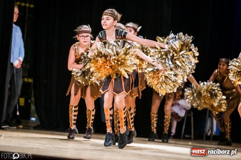Zdjęcie w galerii na portalu naszraciborz.pl: 20 lat z tańcem. Jubileuszowy koncert Źródła na deskach RCK  wiadomości z regionu