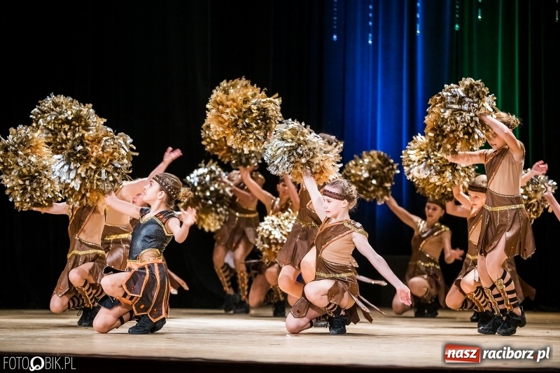 Zdjęcie w galerii na portalu naszraciborz.pl: 20 lat z tańcem. Jubileuszowy koncert Źródła na deskach RCK  wiadomości z regionu