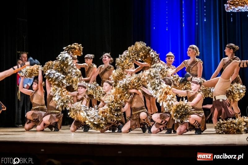 Zdjęcie w galerii na portalu naszraciborz.pl: 20 lat z tańcem. Jubileuszowy koncert Źródła na deskach RCK  wiadomości z regionu