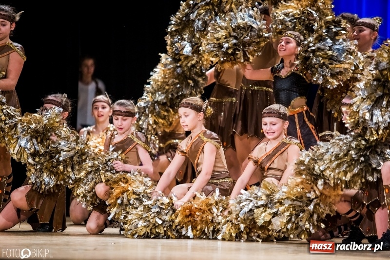 Zdjęcie w galerii na portalu naszraciborz.pl: 20 lat z tańcem. Jubileuszowy koncert Źródła na deskach RCK  wiadomości z regionu