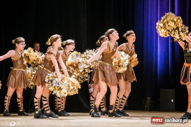 Zdjęcie w galerii na portalu naszraciborz.pl: 20 lat z tańcem. Jubileuszowy koncert Źródła na deskach RCK  wiadomości z regionu