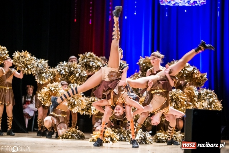 Zdjęcie w galerii na portalu naszraciborz.pl: 20 lat z tańcem. Jubileuszowy koncert Źródła na deskach RCK  wiadomości z regionu