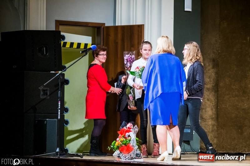 Zdjęcie w galerii na portalu naszraciborz.pl: 20 lat z tańcem. Jubileuszowy koncert Źródła na deskach RCK  wiadomości z regionu