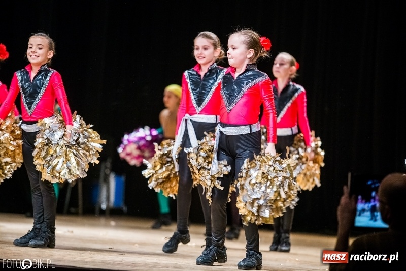 Zdjęcie w galerii na portalu naszraciborz.pl: 20 lat z tańcem. Jubileuszowy koncert Źródła na deskach RCK  wiadomości z regionu