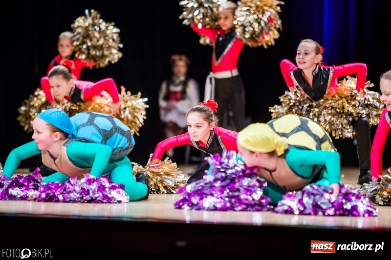 Zdjęcie w galerii na portalu naszraciborz.pl: 20 lat z tańcem. Jubileuszowy koncert Źródła na deskach RCK  wiadomości z regionu