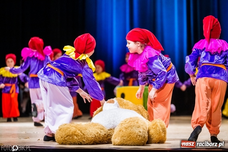 Zdjęcie w galerii na portalu naszraciborz.pl: 20 lat z tańcem. Jubileuszowy koncert Źródła na deskach RCK  wiadomości z regionu