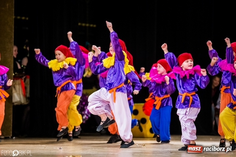 Zdjęcie w galerii na portalu naszraciborz.pl: 20 lat z tańcem. Jubileuszowy koncert Źródła na deskach RCK  wiadomości z regionu