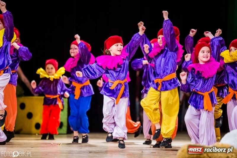 Zdjęcie w galerii na portalu naszraciborz.pl: 20 lat z tańcem. Jubileuszowy koncert Źródła na deskach RCK  wiadomości z regionu
