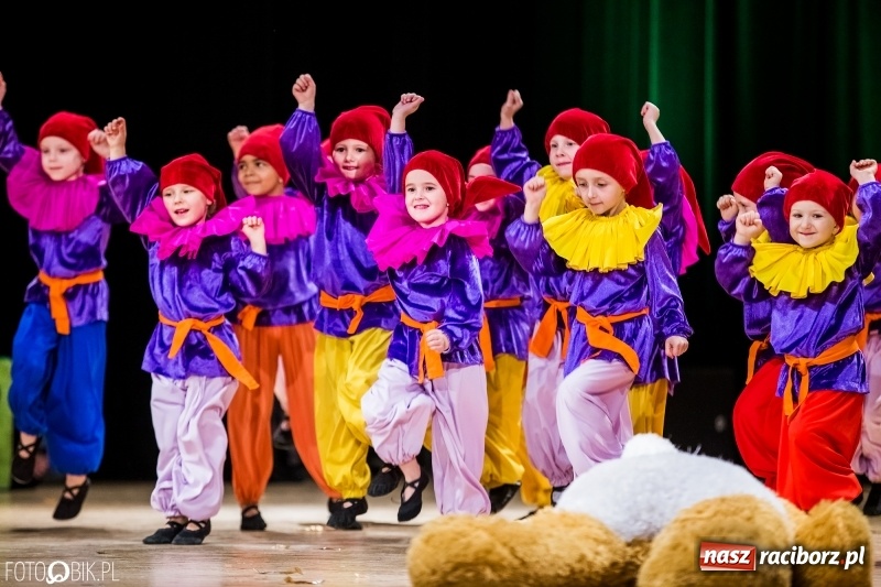 Zdjęcie w galerii na portalu naszraciborz.pl: 20 lat z tańcem. Jubileuszowy koncert Źródła na deskach RCK  wiadomości z regionu