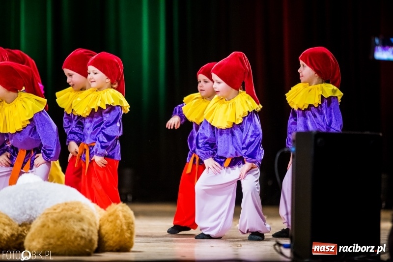 Zdjęcie w galerii na portalu naszraciborz.pl: 20 lat z tańcem. Jubileuszowy koncert Źródła na deskach RCK  wiadomości z regionu
