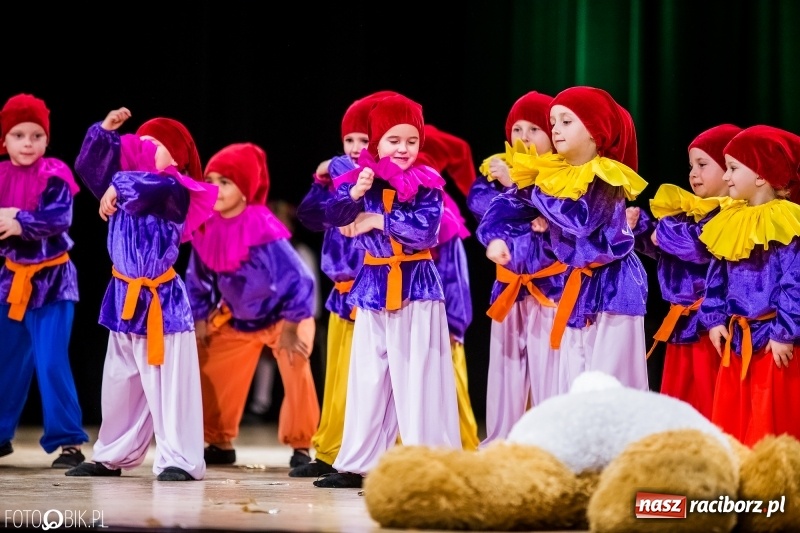 Zdjęcie w galerii na portalu naszraciborz.pl: 20 lat z tańcem. Jubileuszowy koncert Źródła na deskach RCK  wiadomości z regionu