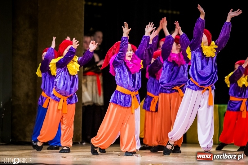 Zdjęcie w galerii na portalu naszraciborz.pl: 20 lat z tańcem. Jubileuszowy koncert Źródła na deskach RCK  wiadomości z regionu