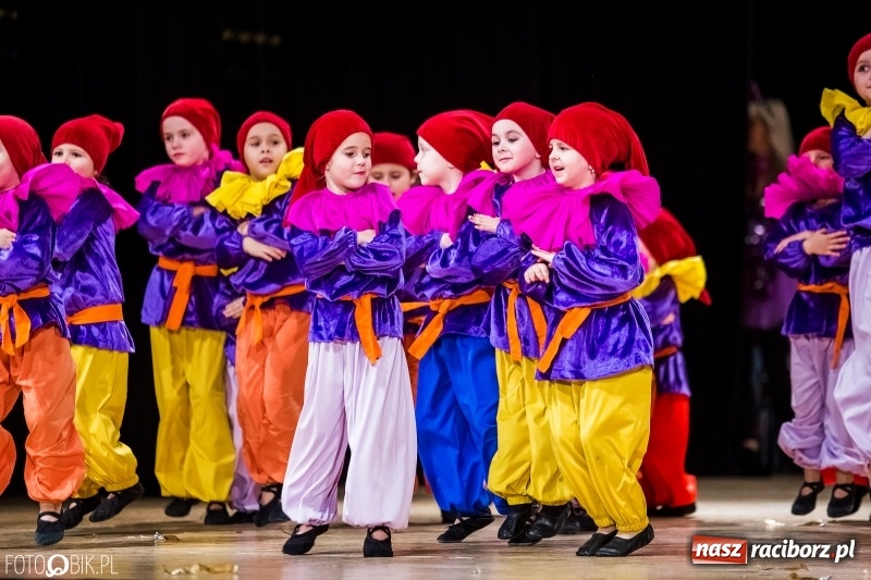 Zdjęcie w galerii na portalu naszraciborz.pl: 20 lat z tańcem. Jubileuszowy koncert Źródła na deskach RCK  wiadomości z regionu