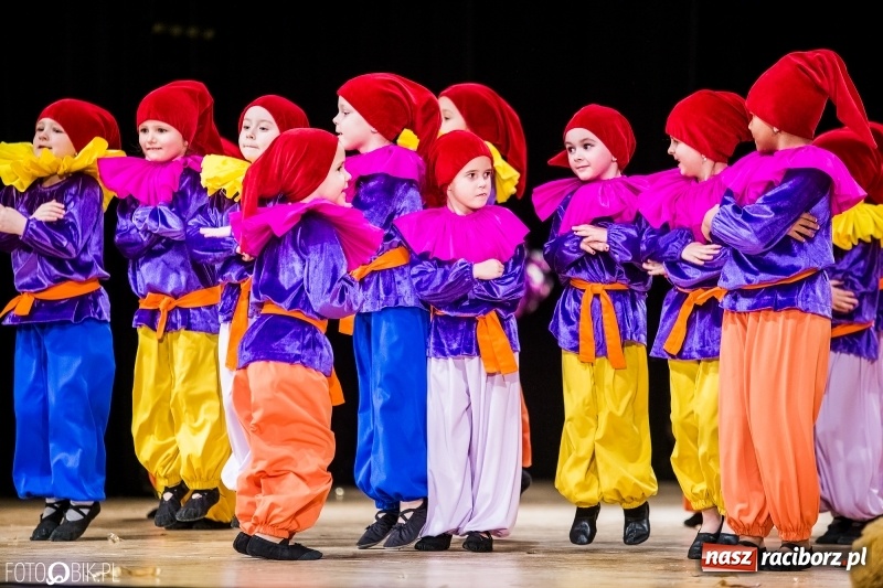 Zdjęcie w galerii na portalu naszraciborz.pl: 20 lat z tańcem. Jubileuszowy koncert Źródła na deskach RCK  wiadomości z regionu