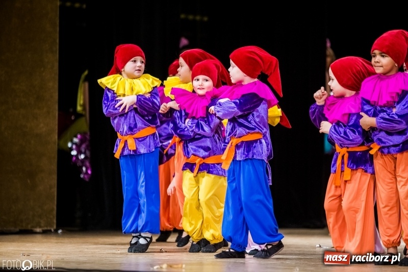 Zdjęcie w galerii na portalu naszraciborz.pl: 20 lat z tańcem. Jubileuszowy koncert Źródła na deskach RCK  wiadomości z regionu