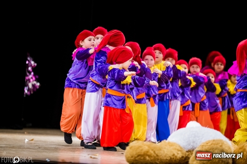 Zdjęcie w galerii na portalu naszraciborz.pl: 20 lat z tańcem. Jubileuszowy koncert Źródła na deskach RCK  wiadomości z regionu
