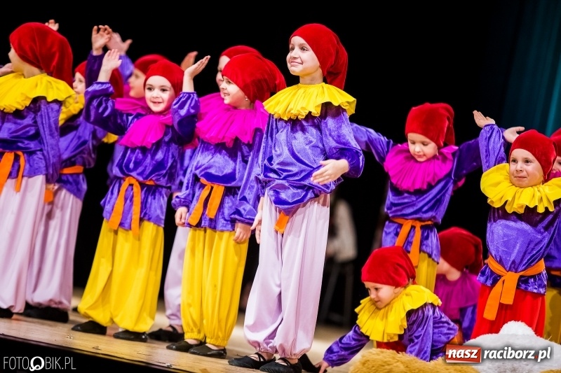 Zdjęcie w galerii na portalu naszraciborz.pl: 20 lat z tańcem. Jubileuszowy koncert Źródła na deskach RCK  wiadomości z regionu