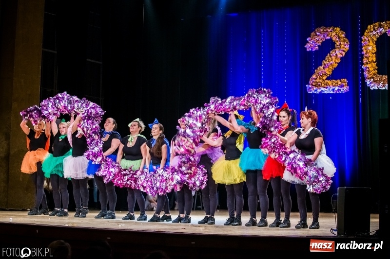 Zdjęcie w galerii na portalu naszraciborz.pl: 20 lat z tańcem. Jubileuszowy koncert Źródła na deskach RCK  wiadomości z regionu