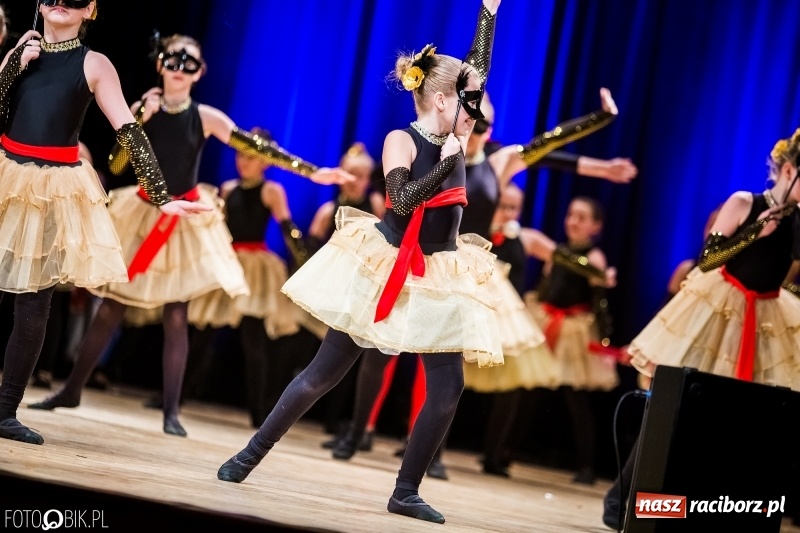 Zdjęcie w galerii na portalu naszraciborz.pl: 20 lat z tańcem. Jubileuszowy koncert Źródła na deskach RCK  wiadomości z regionu