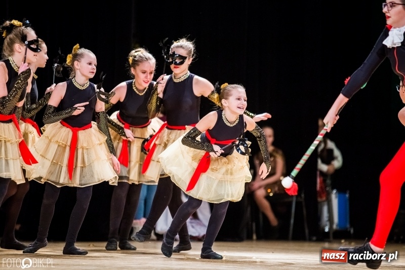 Zdjęcie w galerii na portalu naszraciborz.pl: 20 lat z tańcem. Jubileuszowy koncert Źródła na deskach RCK  wiadomości z regionu