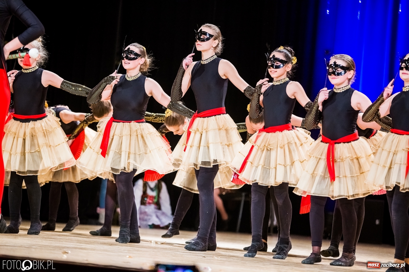 Zdjęcie w galerii na portalu naszraciborz.pl: 20 lat z tańcem. Jubileuszowy koncert Źródła na deskach RCK  wiadomości z regionu