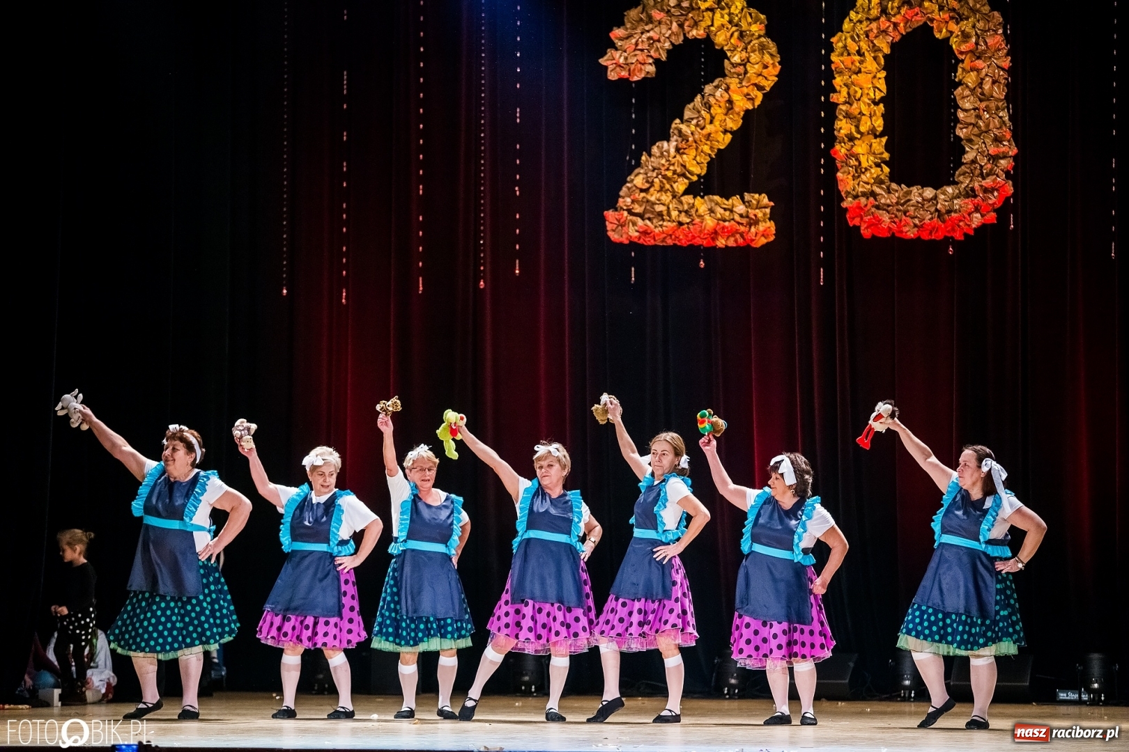Zdjęcie w galerii na portalu naszraciborz.pl: 20 lat z tańcem. Jubileuszowy koncert Źródła na deskach RCK  wiadomości z regionu