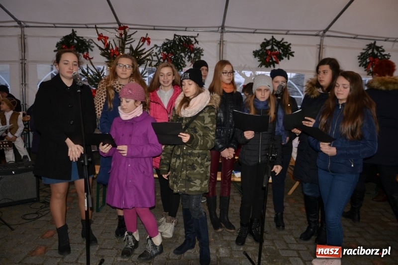 Zdjęcie w galerii na portalu naszraciborz.pl: Piękny pokaz fajerwerków na finał kiermaszu bożonarodzeniowego w Krzyżanowicach wiadomości z regionu