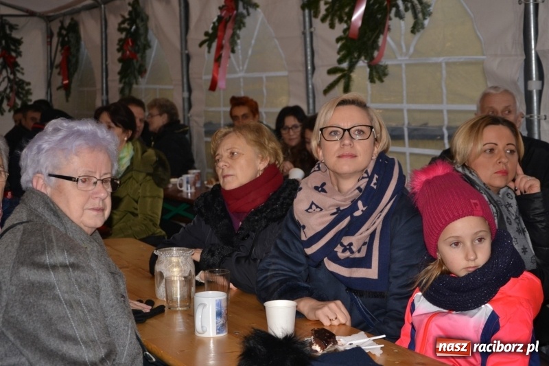 Zdjęcie w galerii na portalu naszraciborz.pl: Piękny pokaz fajerwerków na finał kiermaszu bożonarodzeniowego w Krzyżanowicach wiadomości z regionu