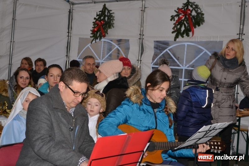 Zdjęcie w galerii na portalu naszraciborz.pl: Piękny pokaz fajerwerków na finał kiermaszu bożonarodzeniowego w Krzyżanowicach wiadomości z regionu