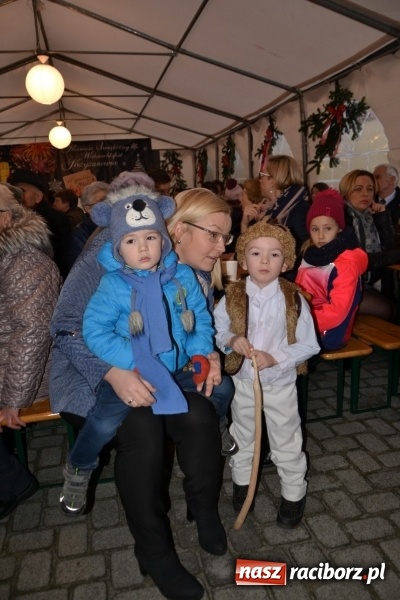 Zdjęcie w galerii na portalu naszraciborz.pl: Piękny pokaz fajerwerków na finał kiermaszu bożonarodzeniowego w Krzyżanowicach wiadomości z regionu